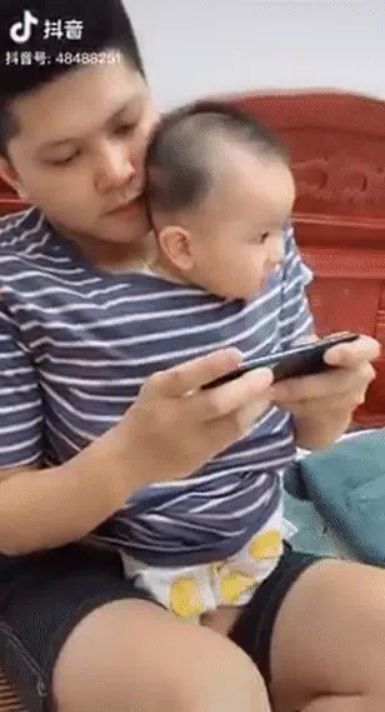 Bố mải bấm điện thoại nhìn không thấy con trên xe đẩy, tá hỏa đi tìm