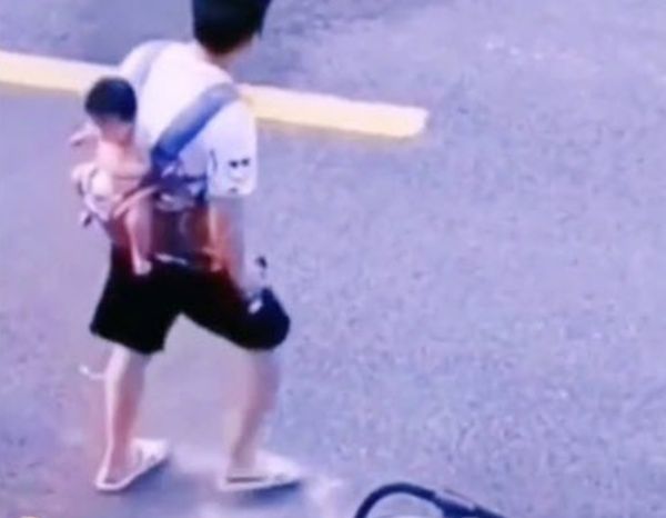 Bố mải bấm điện thoại nhìn không thấy con trên xe đẩy, tá hỏa đi tìm