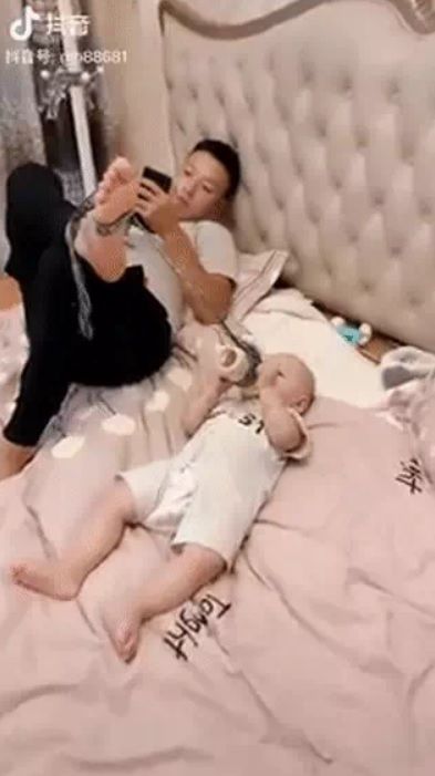 Bố mải bấm điện thoại nhìn không thấy con trên xe đẩy, tá hỏa đi tìm