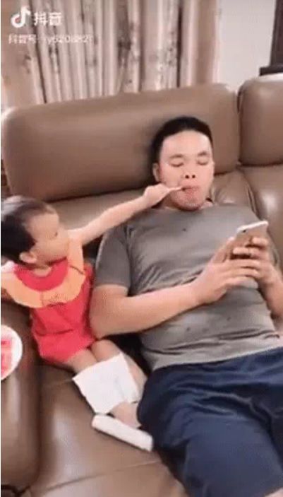 Bố mải bấm điện thoại nhìn không thấy con trên xe đẩy, tá hỏa đi tìm