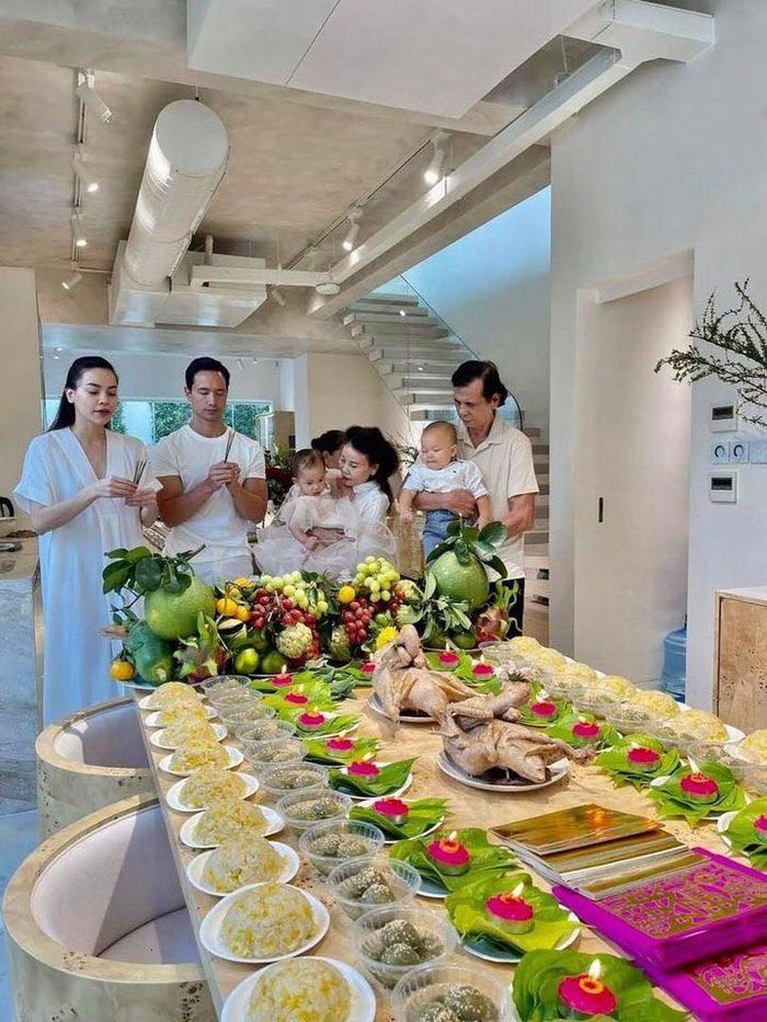 Mâm cúng đầy tháng của các cặp sinh đôi Vbiz: Nhà Vân Trang vượt Hà Hồ
