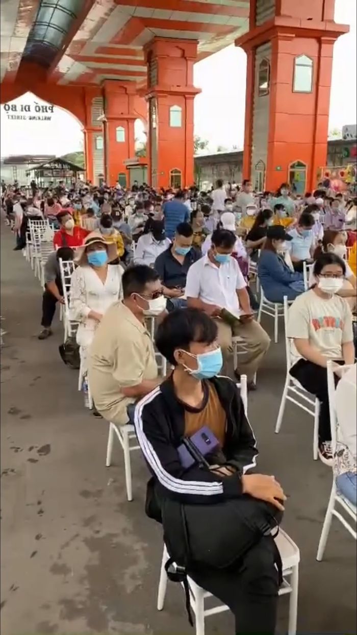 Cậu út Đại Nam xuất hiện tại buổi họp fan lần thứ 2 của bà Hằng
