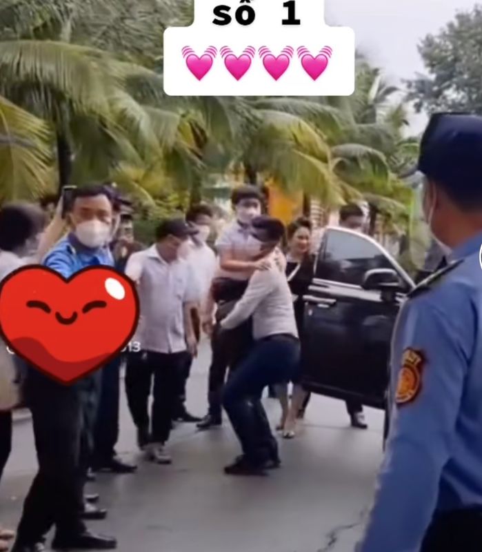 Cậu út Đại Nam xuất hiện tại buổi họp fan lần thứ 2 của bà Hằng