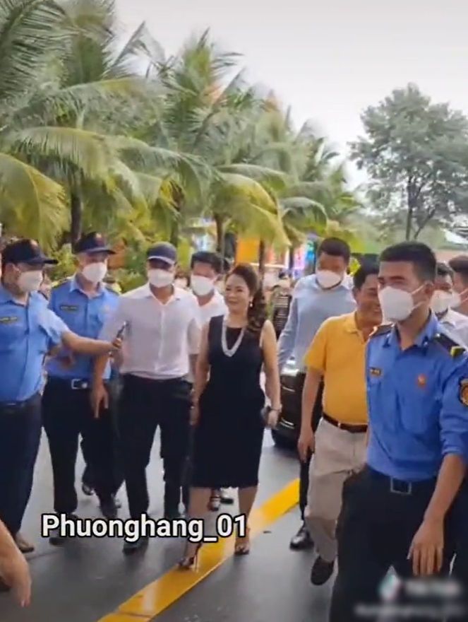 Cậu út Đại Nam xuất hiện tại buổi họp fan lần thứ 2 của bà Hằng