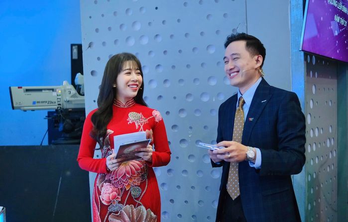 MC Diệp Chi xả ảnh sau chung kết Olympia: Chỉ ngủ được 2 tiếng