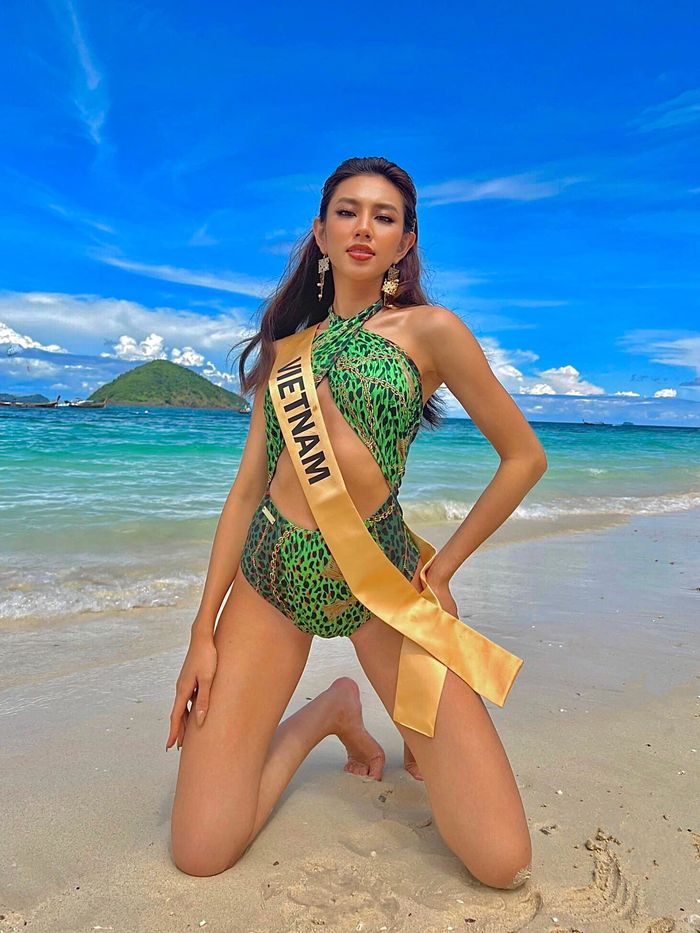 Minh Tú rèn luyện kỹ năng catwalk cho Thùy Tiên
