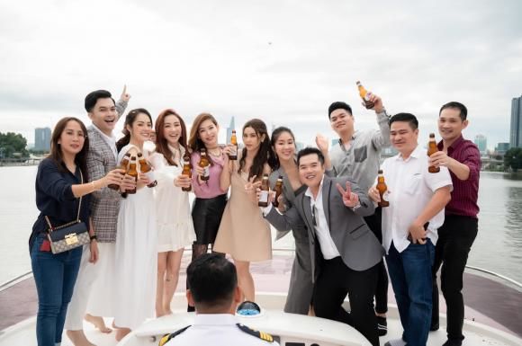Mở tiệc sinh nhật trên sông - trend mới của giới thượng lưu Vbiz
