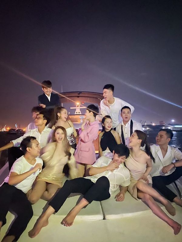 Mở tiệc sinh nhật trên sông - trend mới của giới thượng lưu Vbiz