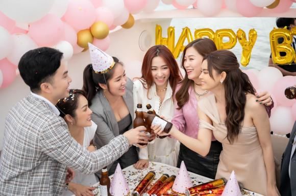 Mở tiệc sinh nhật trên sông - trend mới của giới thượng lưu Vbiz