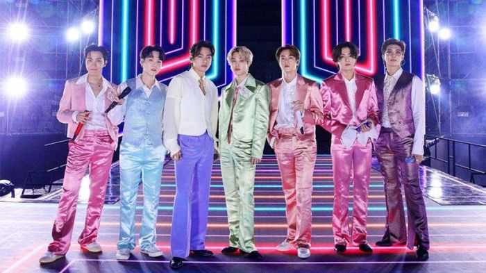 Stylist của BTS lại bị fan cho lên thớt: Phối màu kì lạ