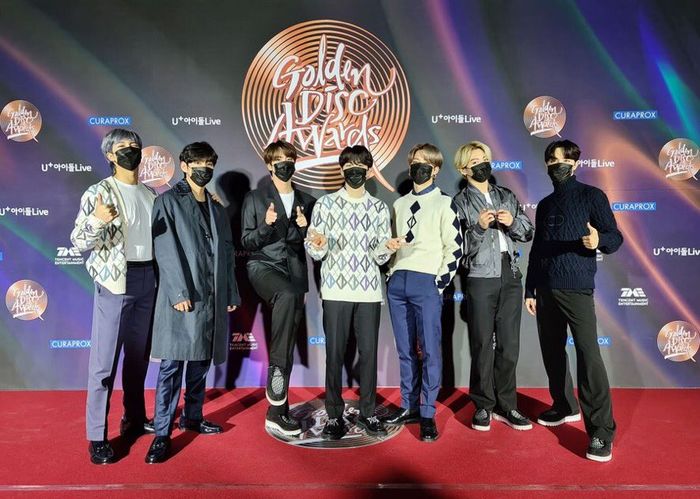 Stylist của BTS lại bị fan cho lên thớt: Phối màu kì lạ