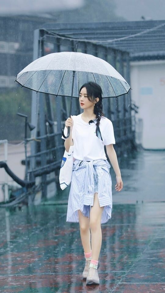 7 mỹ nhân Cbiz tạo dáng dưới ô: Nhiệt Ba đẹp mà chưa bằng Diệc Phi
