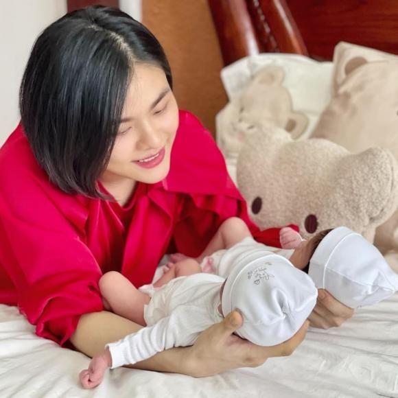 3 mỹ nhân quyết nuôi con bằng sữa mẹ bất chấp vất vả sớm hôm.