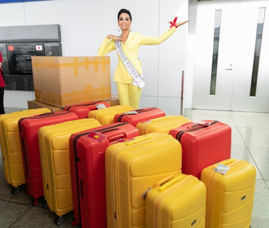 Mỹ nhân Việt mang hết gia tài đi thi quốc tế: Đỗ Thị Hà mang 200kg