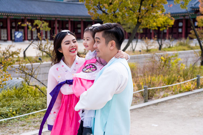Mỹ nhân Việt diện hanbok: gia đình Vân Trang có album như ảnh cưới