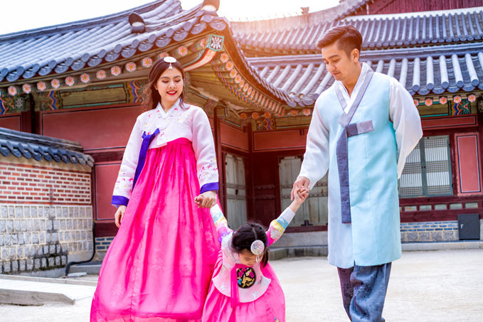 Mỹ nhân Việt diện hanbok: gia đình Vân Trang có album như ảnh cưới