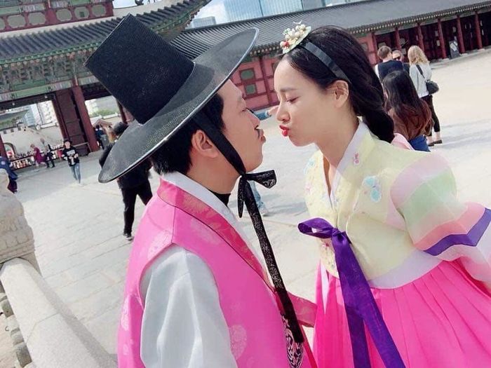 Mỹ nhân Việt diện hanbok: gia đình Vân Trang có album như ảnh cưới