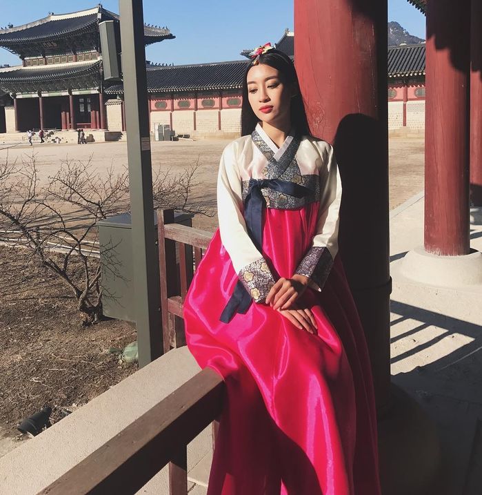 Mỹ nhân Việt diện hanbok: gia đình Vân Trang có album như ảnh cưới
