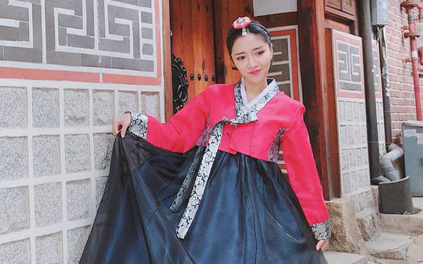 Mỹ nhân Việt diện hanbok: gia đình Vân Trang có album như ảnh cưới