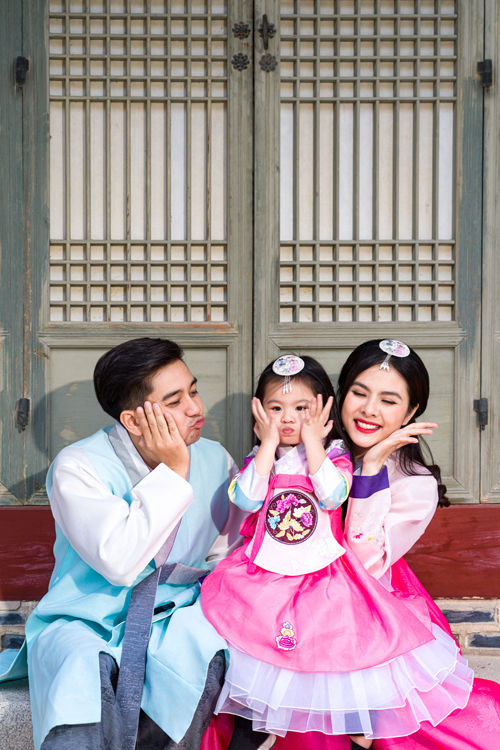 Mỹ nhân Việt diện hanbok: gia đình Vân Trang có album như ảnh cưới