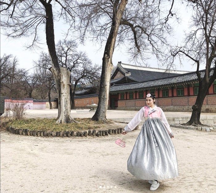 Mỹ nhân Việt diện hanbok: gia đình Vân Trang có album như ảnh cưới