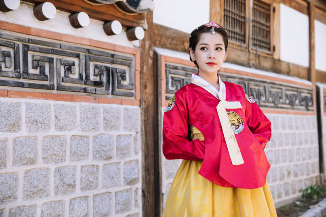 Mỹ nhân Việt diện hanbok: gia đình Vân Trang có album như ảnh cưới