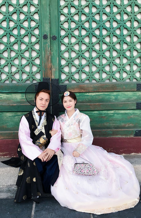 Mỹ nhân Việt diện hanbok: gia đình Vân Trang có album như ảnh cưới