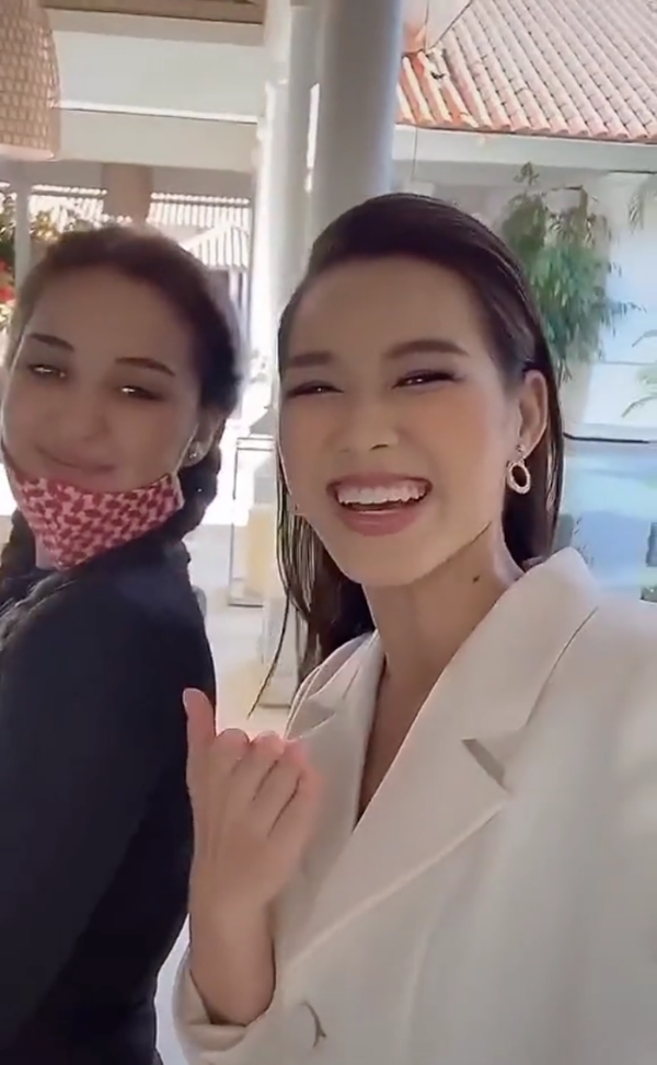 Ngày thứ 5 ở Miss World: Đỗ Thị Hà dạy tiếng Việt cho người đẹp Iraq