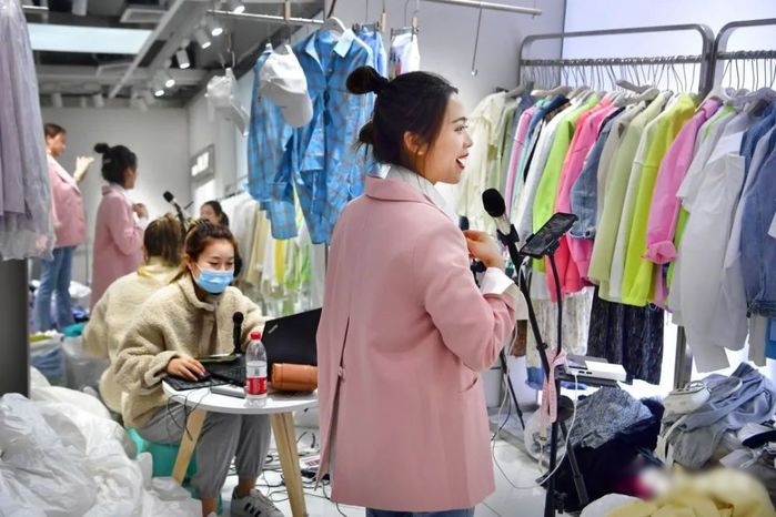 Nghề thay đồ giữa chợ: Đổi trang phục trong 10 giây, 35 triệu/tháng