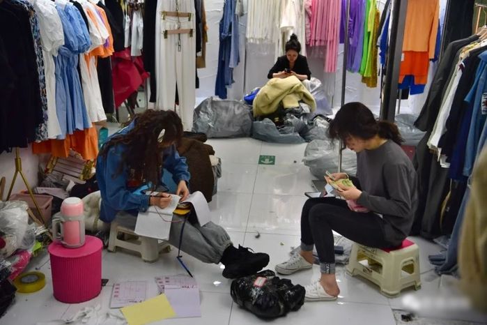 Nghề thay đồ giữa chợ: Đổi trang phục trong 10 giây, 35 triệu/tháng