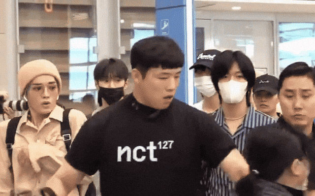 Nghề vệ sĩ cho sao Kpop: Không chụp ảnh chung, không mở cửa giúp idol