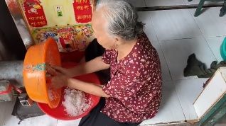 Bà cụ gánh chuối xào vấp ngã: Ngoại có 7 phòng trọ cho thuê dưỡng già