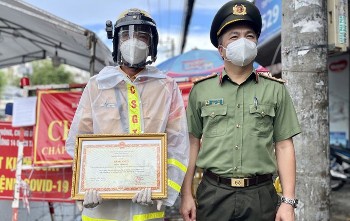 Người bố chở bình ô xy cứu con trong đêm: Con không còn đau đớn gì nữa