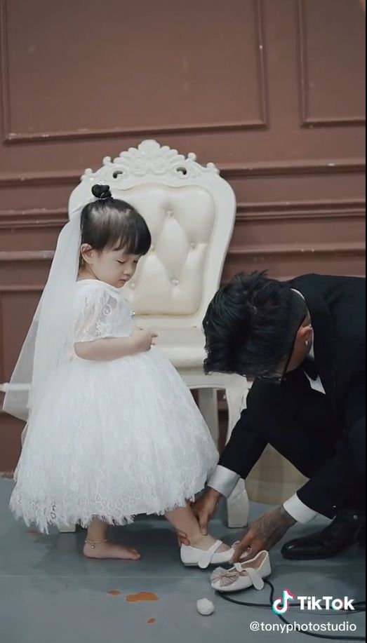 Người đàn ông chấp nhận mặc váy để làm điều phi thường vì con