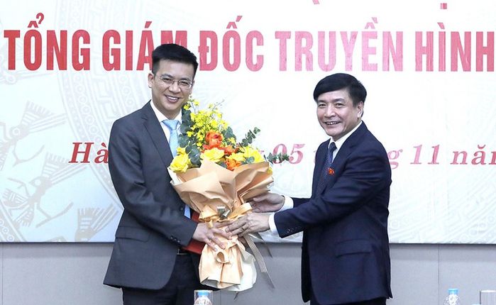 “Người đàn ông thời sự” Quang Minh: lên chức bố bỉm, tổng giám đốc