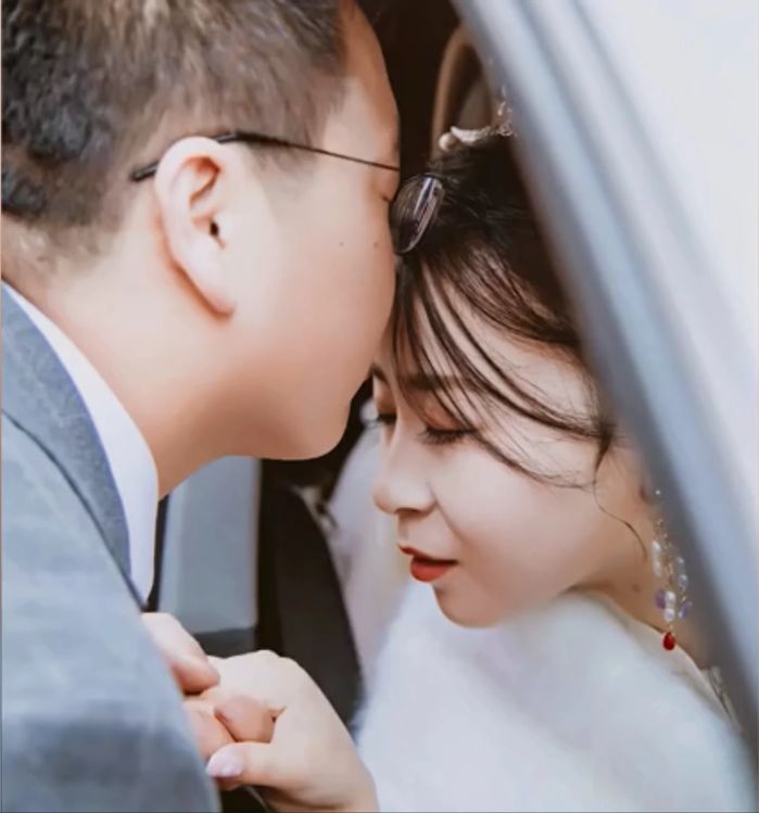 Xem album cưới, cô dâu giận hết sức vì ảnh nào cũng như bị ép cưới