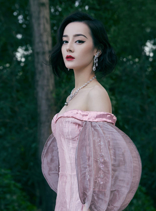 Địch Lệ Nhiệt Ba tại sự kiện với gu thời trang độc nhất vô nhị