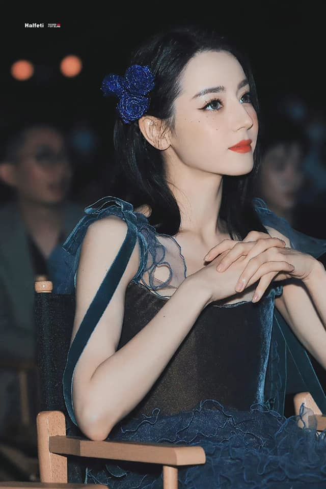 Địch Lệ Nhiệt Ba tại sự kiện với gu thời trang độc nhất vô nhị