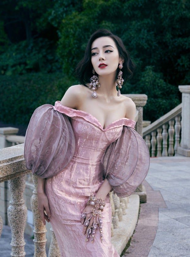 Địch Lệ Nhiệt Ba tại sự kiện với gu thời trang độc nhất vô nhị