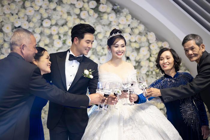 Đám cưới cổ tích của anh công an Phố Trong Làng với vợ MC