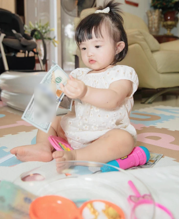 Nhóc tì sao Việt chọn vật gì trong tiệc thôi nôi