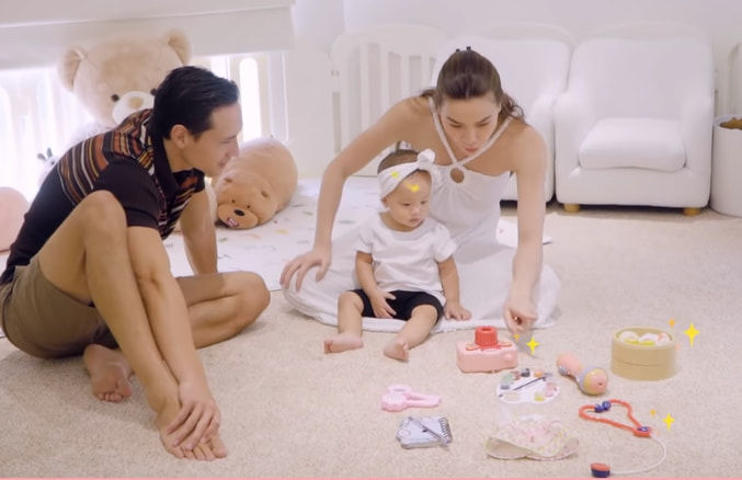 Nhóc tì sao Việt chọn vật gì trong tiệc thôi nôi