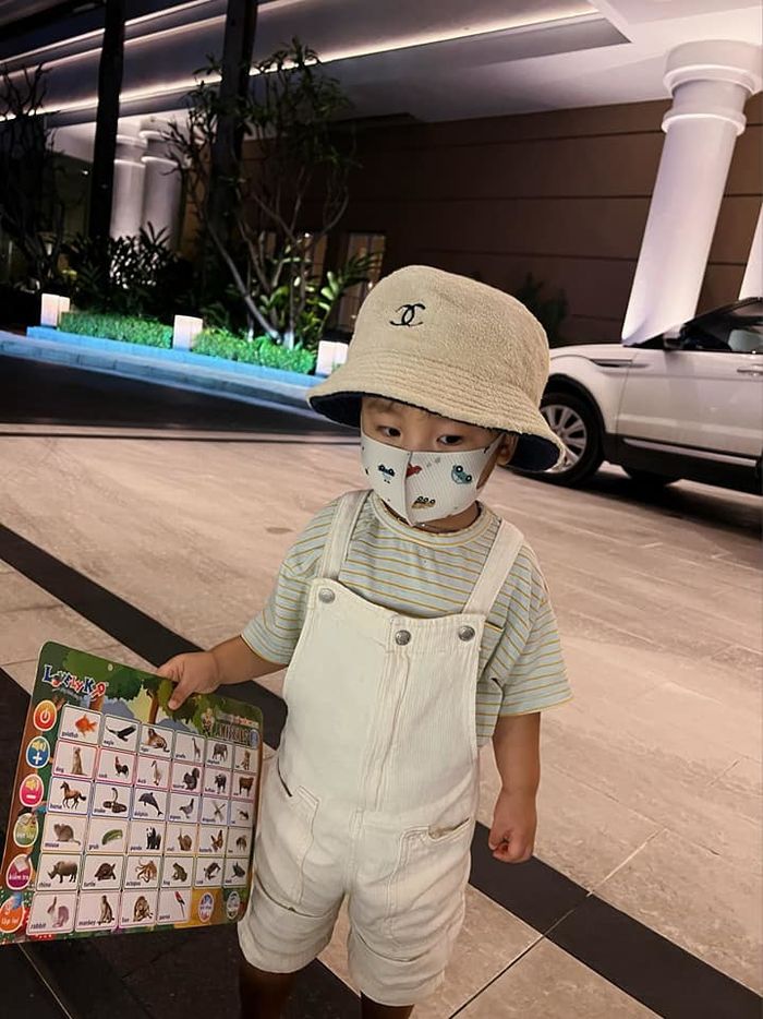 3 nhóc tỳ Vbiz đi chơi sở thú: Bo Thúi mang theo cả bảng học tiếng Anh