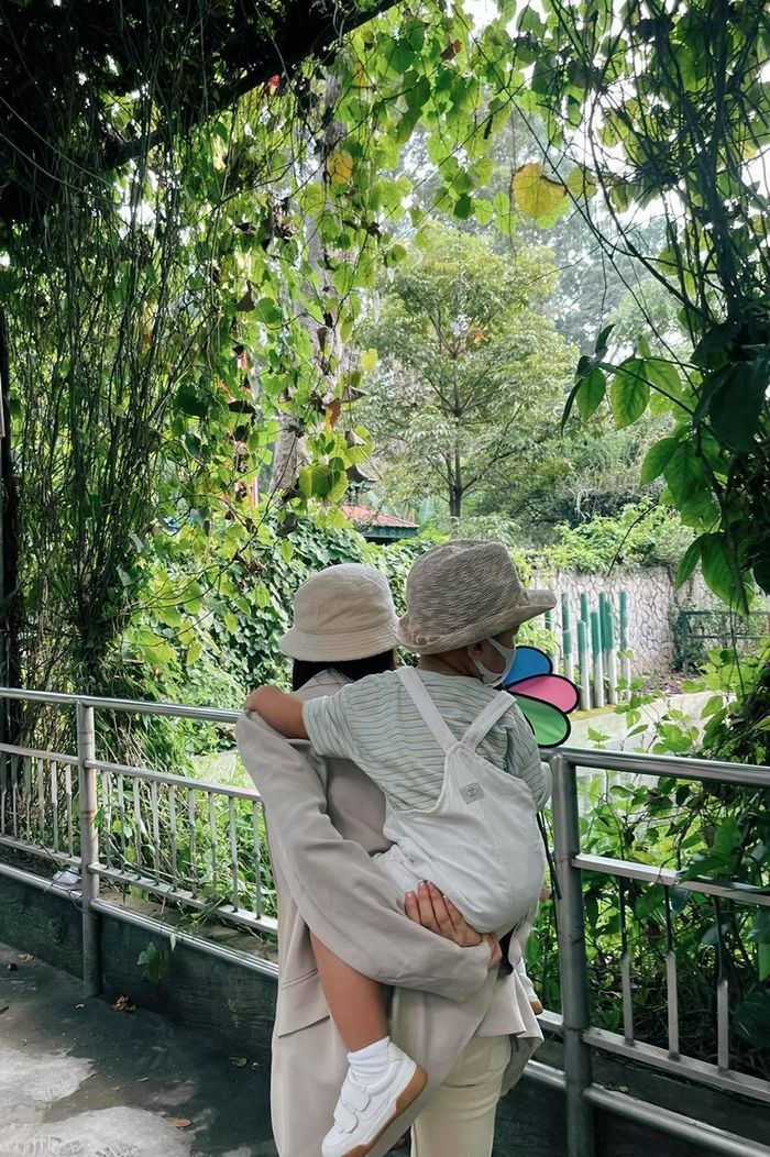 3 nhóc tỳ Vbiz đi chơi sở thú: Bo Thúi mang theo cả bảng học tiếng Anh