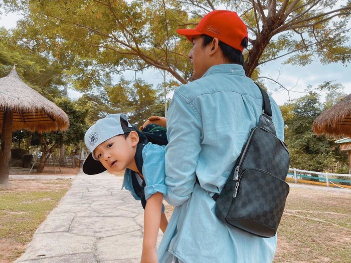 3 nhóc tỳ Vbiz đi chơi sở thú: Bo Thúi mang theo cả bảng học tiếng Anh
