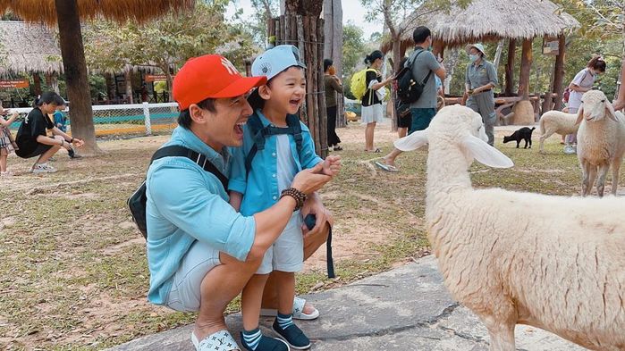 3 nhóc tỳ Vbiz đi chơi sở thú: Bo Thúi mang theo cả bảng học tiếng Anh
