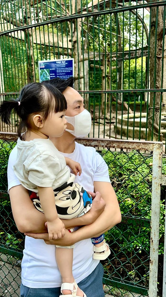 3 nhóc tỳ Vbiz đi chơi sở thú: Bo Thúi mang theo cả bảng học tiếng Anh