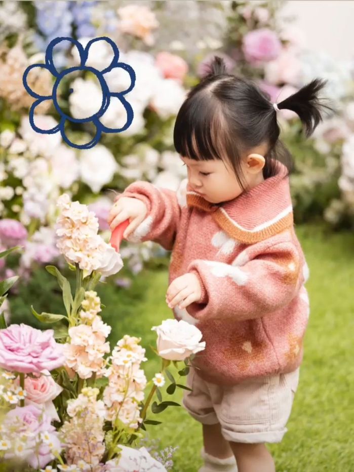 Nhóc tỳ Vbiz mặc gì tuần qua: Winnie đeo khăn quàng đỏ đến trường