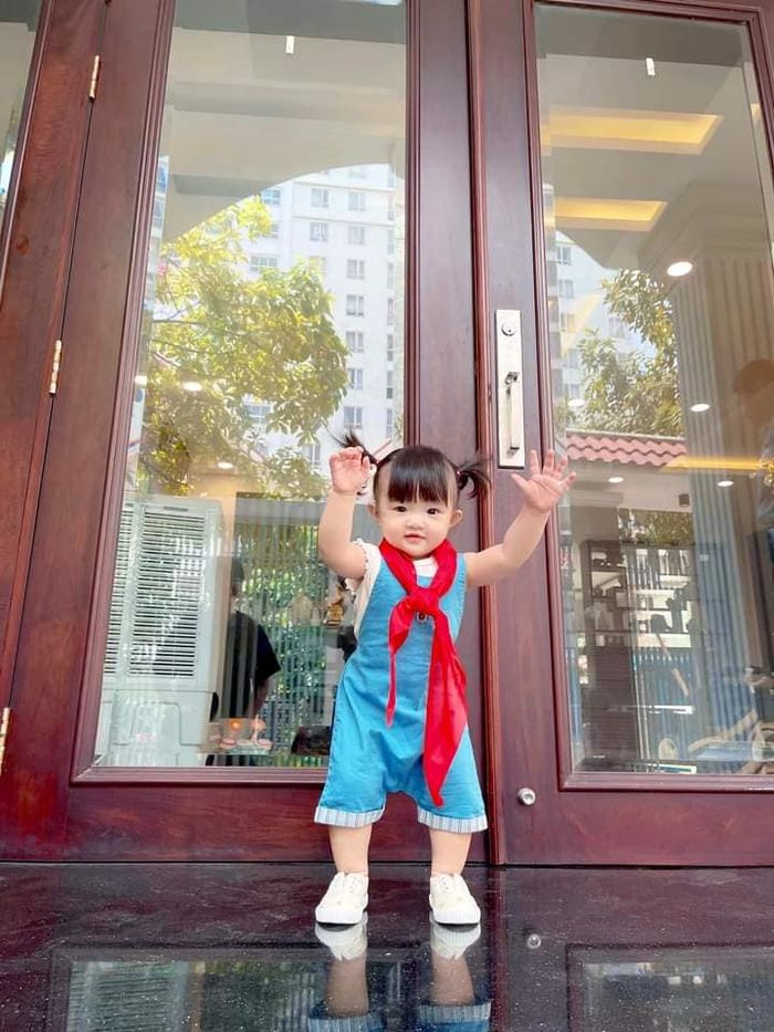 Nhóc tỳ Vbiz mặc gì tuần qua: Winnie đeo khăn quàng đỏ đến trường