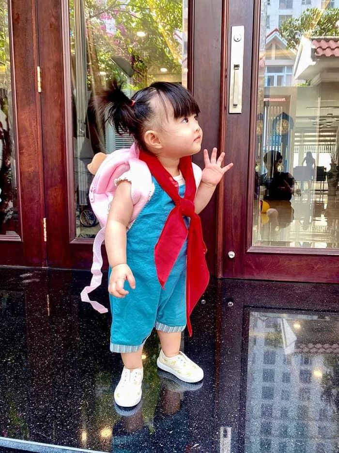 Nhóc tỳ Vbiz mặc gì tuần qua: Winnie đeo khăn quàng đỏ đến trường